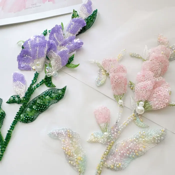 Tissu brodé polyester 3D fleurs violet et rose patchs artisanal pour robe de mariée occassions spéciales femmes