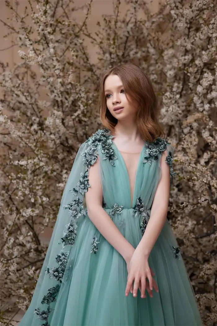 Nouvelle Robe de Demoiselle d'Honneur Chic 2026 en Maille avec Fleurs, Élégante, Ornée de Perles Florales en Relief, Jupe Tutu à Col en V Profond pour Filles, Idéale pour Spectacles et Fêtes