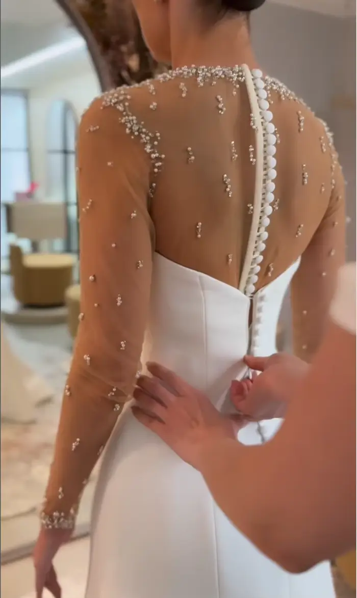 Robe de mariée Ellie Moda exquise en polyester satiné avec perles, sirène, décolleté cuillère, train de couronne, soutien-gorge intégré, disponible en plusieurs tailles et couleurs, pour cérémonies de mariage et événements spéciaux