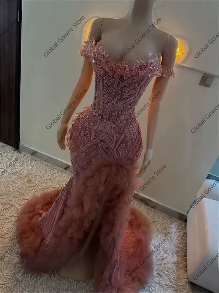 Superbe robe de bal rose à épaules dénudées, ornée de diamants et de pierres précieuses, à volants e