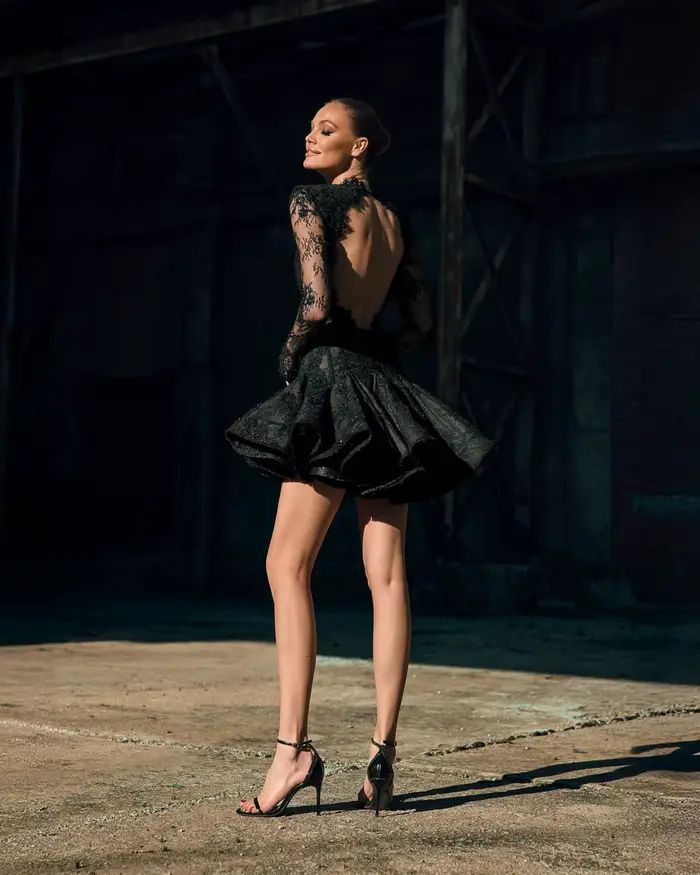 Robe de cocktail mini sexy en dentelle noire à manches longues