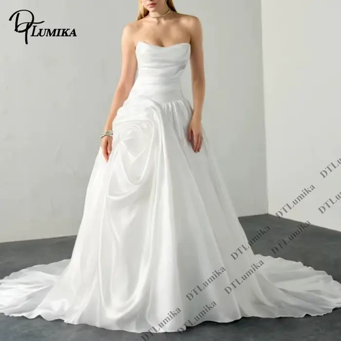 Robe de mariée sans bretelles en satin drapé