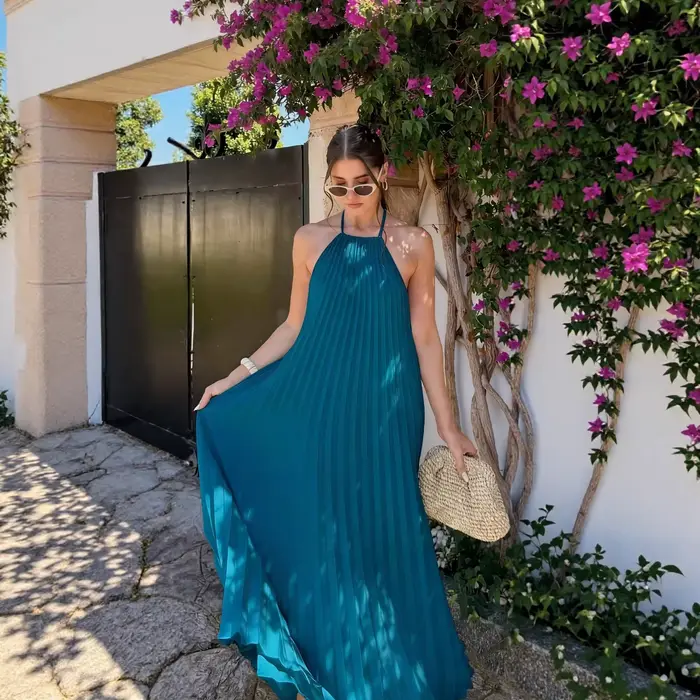 Robe longue d'été sexy dos nu style vacances à la plage en mousseline de soie couleur unie avec jupe drapée et col halter sans manches