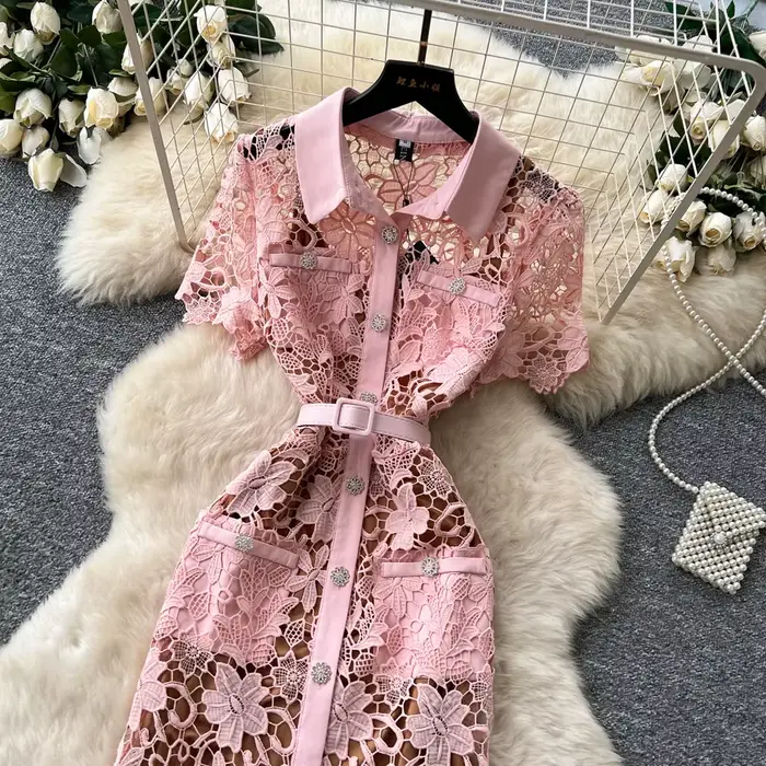 Robe midi blanche en dentelle florale pour femme avec col chemise boutonné, ceinture et ourlet à volants pour cocktail et soirée élégante
