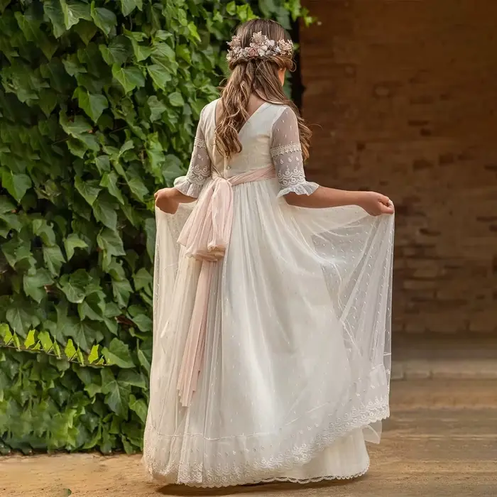 Robe de demoiselle d'honneur élégante en polyester avec broderie et dentelle pour enfants et jeunes filles, parfaites pour mariages, baptêmes et premières communions