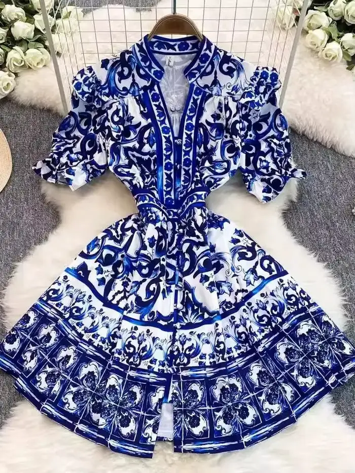 Mini robe imprimée en porcelaine bleue et blanche pour femme, manches courtes, col en V, boutons, fê