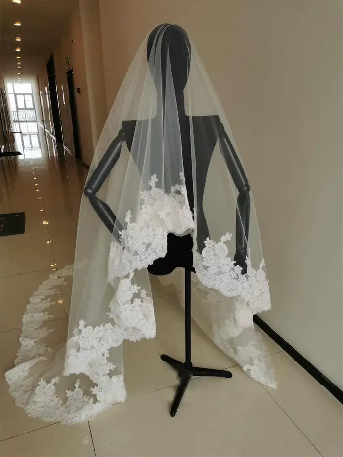 Voile de mariée long en dentelle ivoire style cathédrale 300 cm avec bordure appliquée pour mariage élégant
