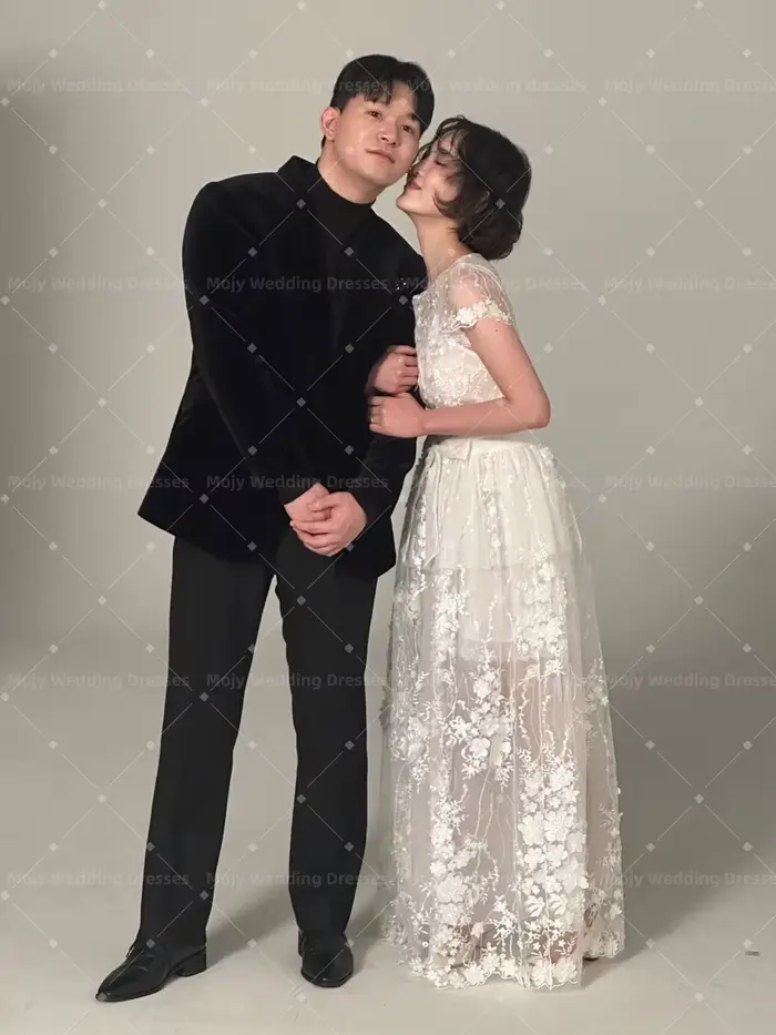 Robe de mariée en dentelle et organza style une ligne col rond avec dos à lacets et personnalisation sur-mesure pour mariée élégante