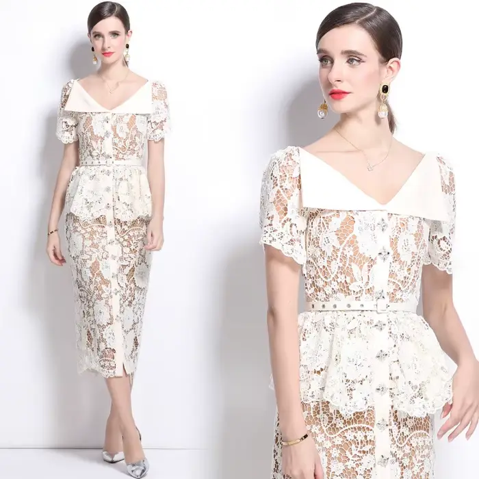 Robe blanche élégante pour femme, col large, manches courtes, dentelle, taille cintrée, coupe ajusté