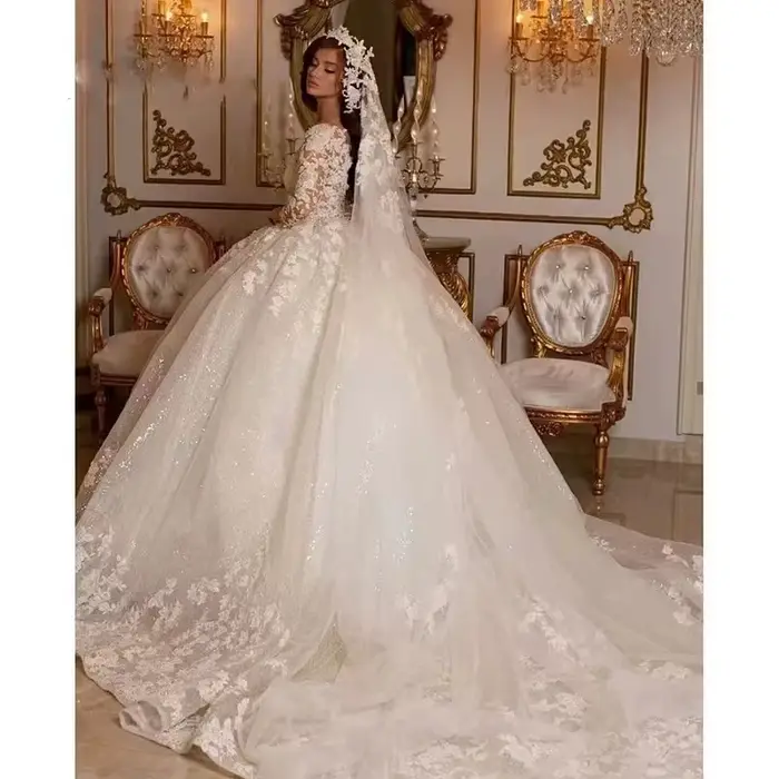 Robe de mariée vintage en dentelle col en V princesse avec train de balayage taille personnalisable occassions spéciales