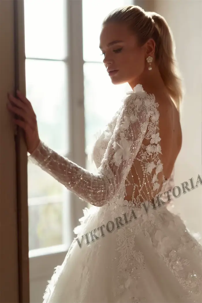 Robe de mariée Viktorias en polyester personnalisable pour femme avec col en V et train de brosse pour cérémonies et occasions spéciales