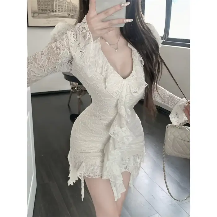 Robe élégante en dentelle blanche pour femme