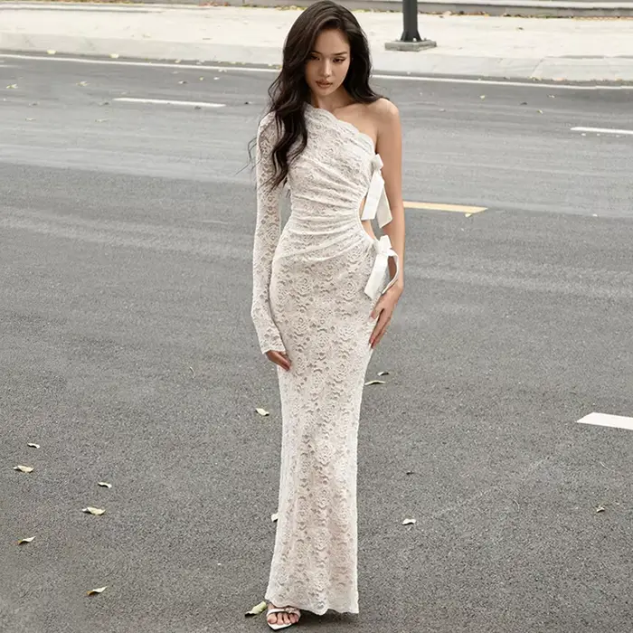 Robe longue blanche transparente en dentelle