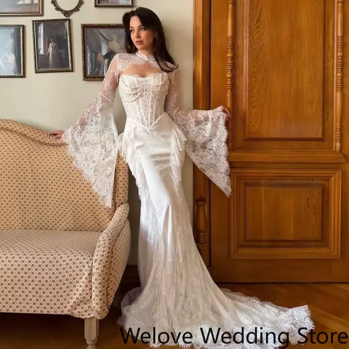 Robe de mariée sirène vintage blanche avec dentelle transparente et manches longues évasées pour soirée officielle