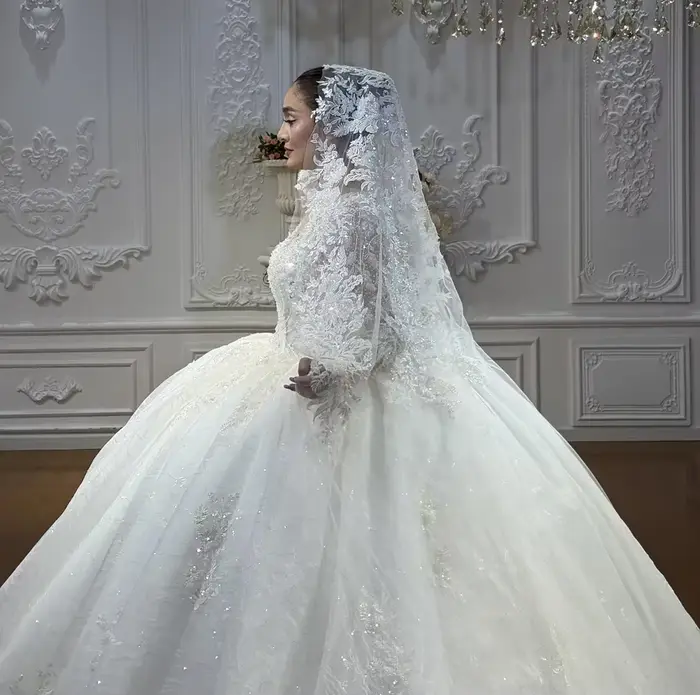 Robe de Mariée en Dentelle Avec Appliques de Paillettes Style Simple Avec Train de Balayage Pour Fiançailles Ou Mariages Traditionnels