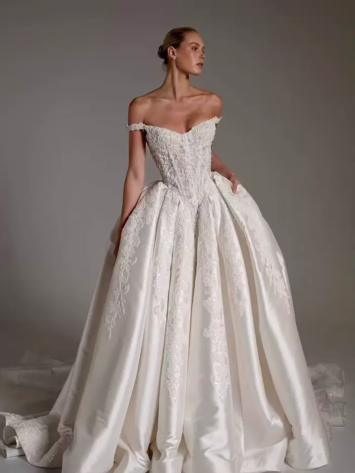 Robe de mariée épaules dénudées en satin avec perles et dentelle brodée