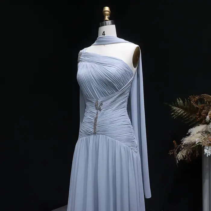 Robe de soirée trapèze en mousseline gris-bleu Sharon Said Dubai