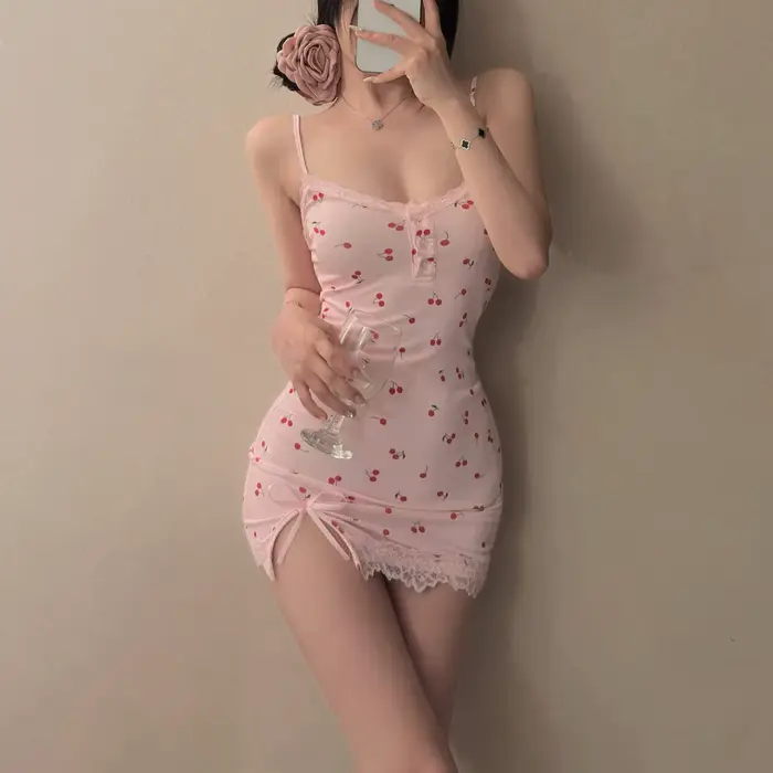 Robe tendance rose imprimé cerises pour femme