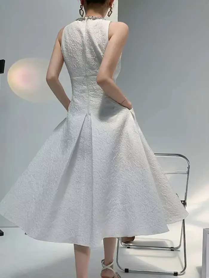 Robe midi femme col rond sans manches taille empire style vintage robe de bal nouvelle collection automne occassion spéciale soirée chic晚会的余下部分将保持您的请求，但请注意，根据您的指示，HTML代码中不应包含任何关于颜色或尺码的信息。以下是按照您的要求生成的标题： ###TITRE### Robe midi femme col rond sans manches taille empire style vintage robe de bal nouvell