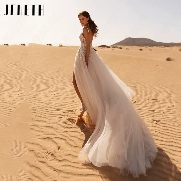 JEHETH Robe de Mariée Tulle Coupe A Bretelles Fines Col V Profond Appliques Dentelle Florale 3D Dos Illusion Nu Grande Fente Latérale Traîne Chapelle Shooting Dunes Désertiques Bohème au Coucher de So