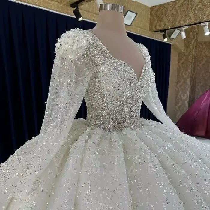 Robe de mariée scintillante ornée de perles et de dentelle moderne avec col cœur et manches longues pour femmes occasions spéciales