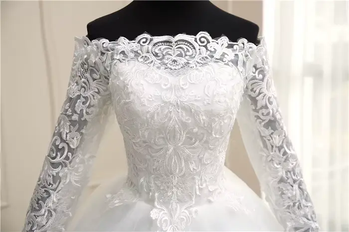 Robes de mariée en dentelle de luxe avec train de balayage