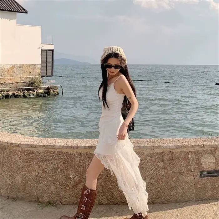 Robe longue en dentelle blanche pour femmes junior, sans manches, à volants, silhouette élégante, décolleté en V, polyester non extensible, style vintage, idéale pour les soirées et les journées quotidiennes ```