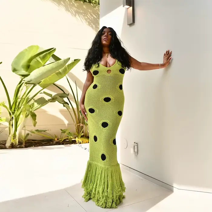 Camisole tricotée noire à pois col en V ourlet franges ajourées robe Maxi élégante pour femmes occasions spéciales été 2025