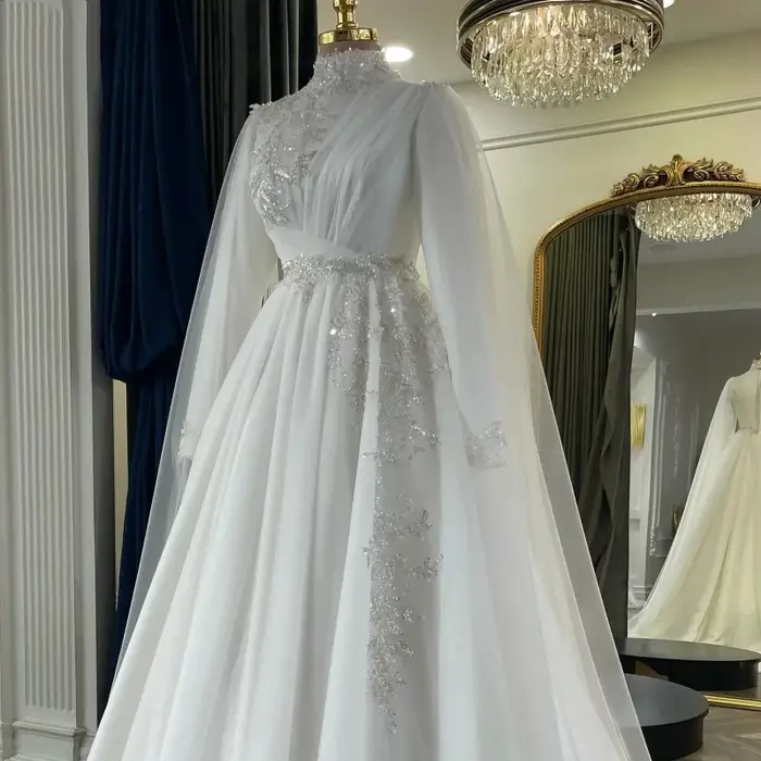 Robe de Mariée Exquise en Mousseline de Soie avec Perles et Cape en Tulle Pour Occasions Spéciales