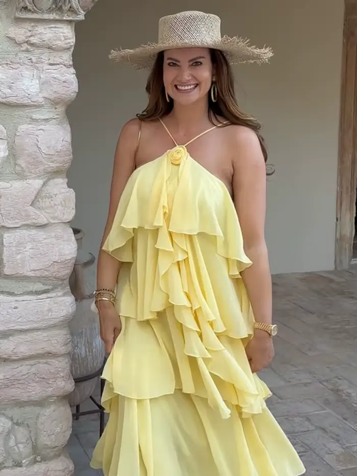 Robe longue jaune élégante à plusieurs niveaux