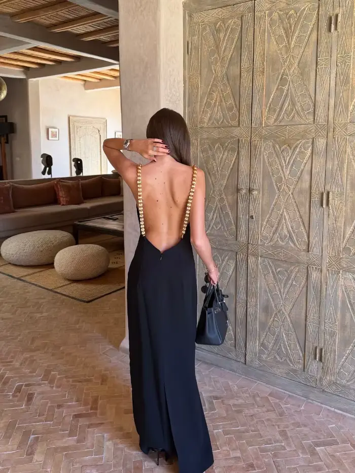 Robe longue noire pour femme avec chaîne perlée dorée