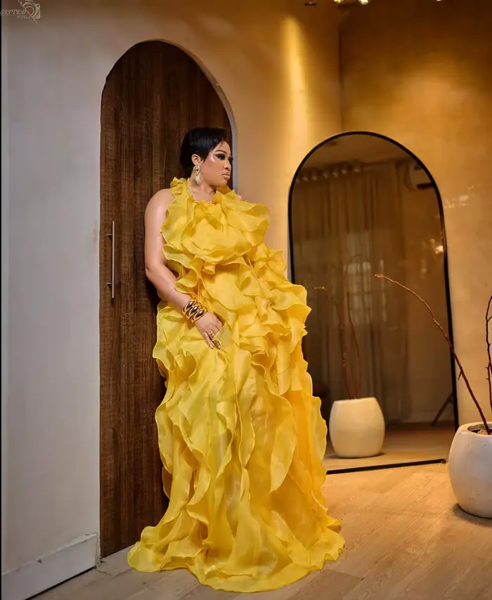Charmante robe longue à volants jaune en tissu polyester de haute qualité