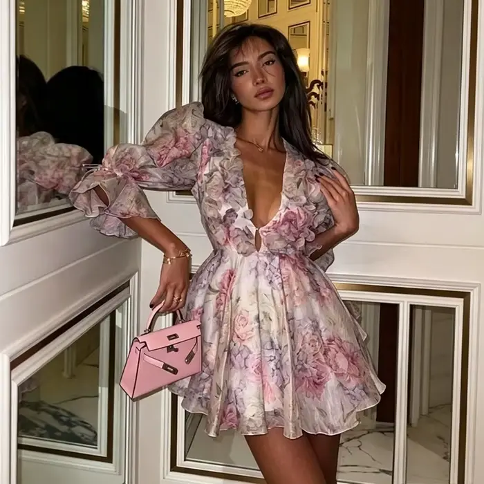 Robe Courte Chic à Col Plongeant Floral, Manches Bouffantes, Appliques Florales 3D, Poignets à Nouer