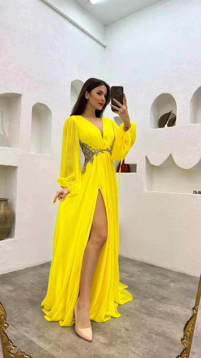Robes de demoiselle d'honneur à manches longues avec fente col en V en mousseline de soie une ligne dentelle plissée
