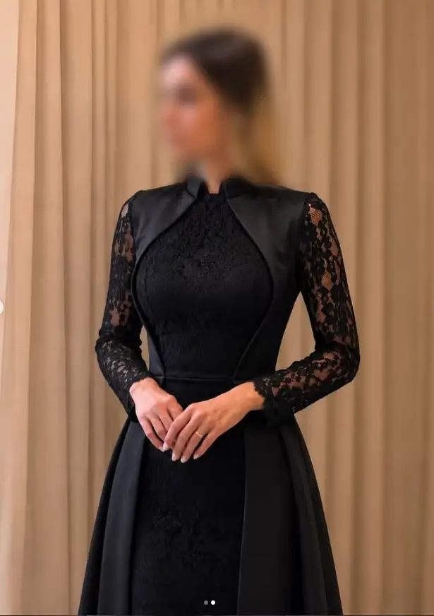 Robes de soirée noires élégantes en satin à col montant