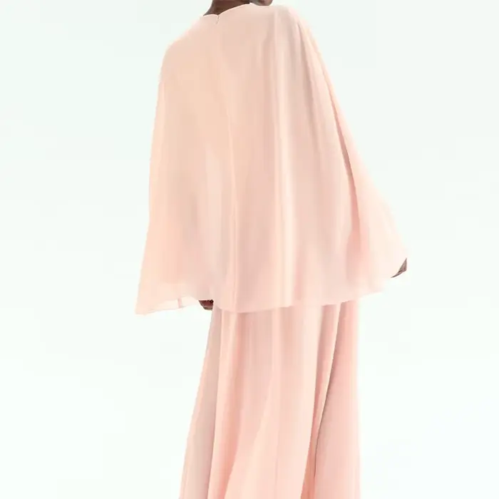 Robe longue élégante rose à col montant et cape pour femme