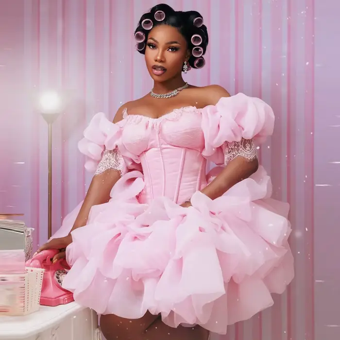 Robe de soirée rose mignonne à épaules dénudées et manches bouffantes