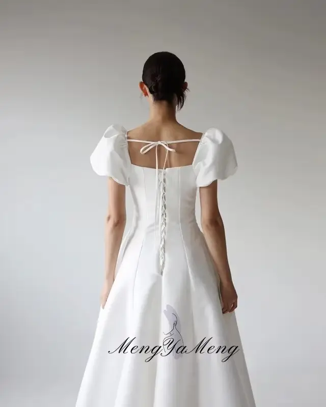 Robe de mariée coréenne moderne en satin brillant avec dentelle et plissé pour séances photos et cérémonies de fiançailles