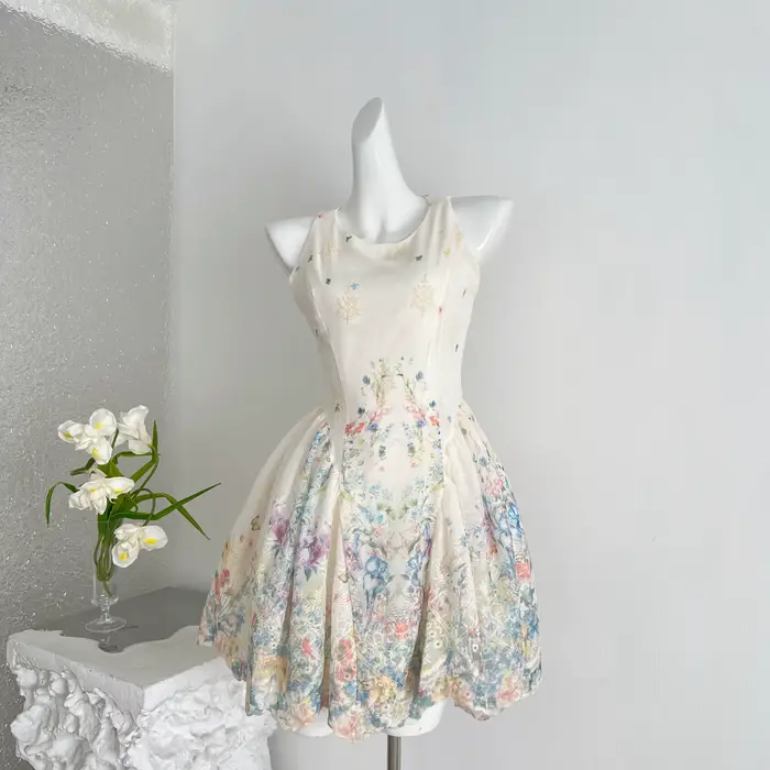 Robe-veste brodée à col rond