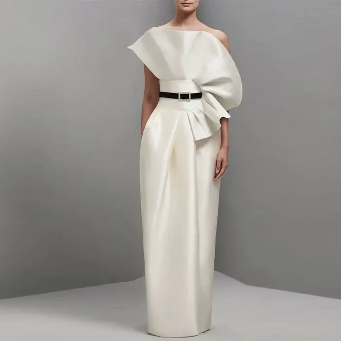 Robe de soirée sans bretelles en satin ivoire