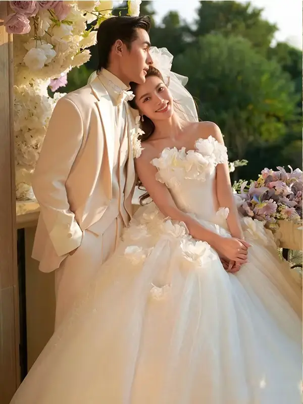 Robe de mariée douce style féerique sans bretelles en soie voile dentelle princesse française coupe cintrée jupe moelleuse occassions spéciales mariage fiançailles