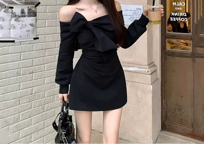 Robe noire asymétrique à manches longues pour femme