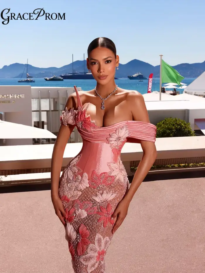 Robe de soirée exquise rose poudré brodée de fleurs, épaules dénudées, plissée, coupe sirène, pour é