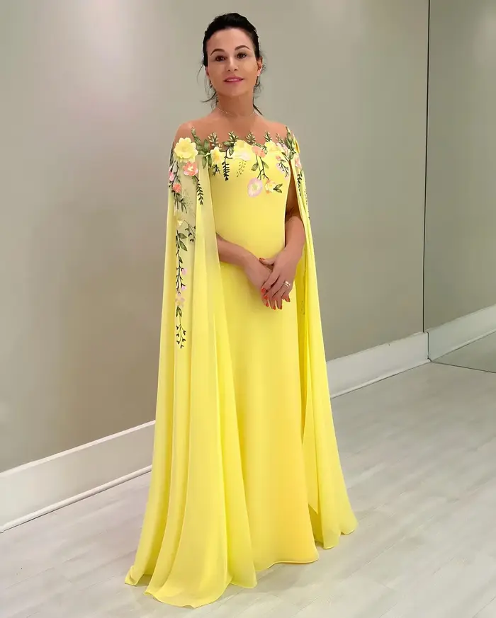Robe de soirée personnalisée jaune avec appliques de feuilles pour mère de la mariée, silhouette en ligne, mousseline, soutien-gorge intégré, sans manches, occasions spéciales et cérémonies de mariage