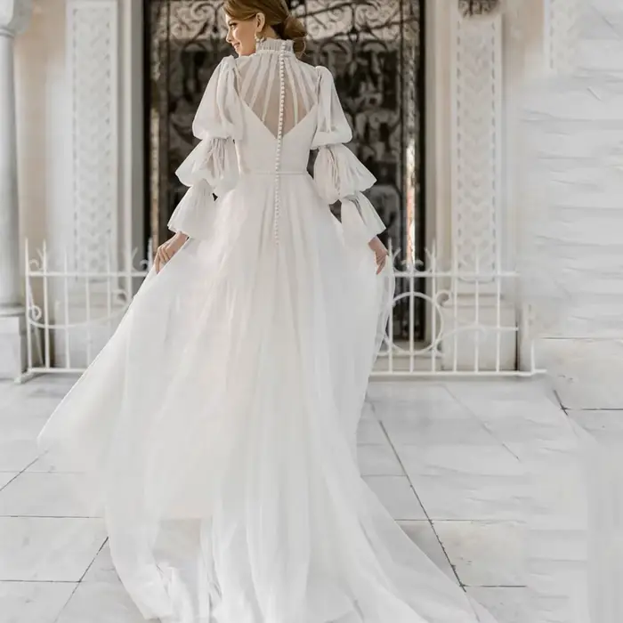 Robe de mariée élégante blanche à col montant et manches lanternes 2026