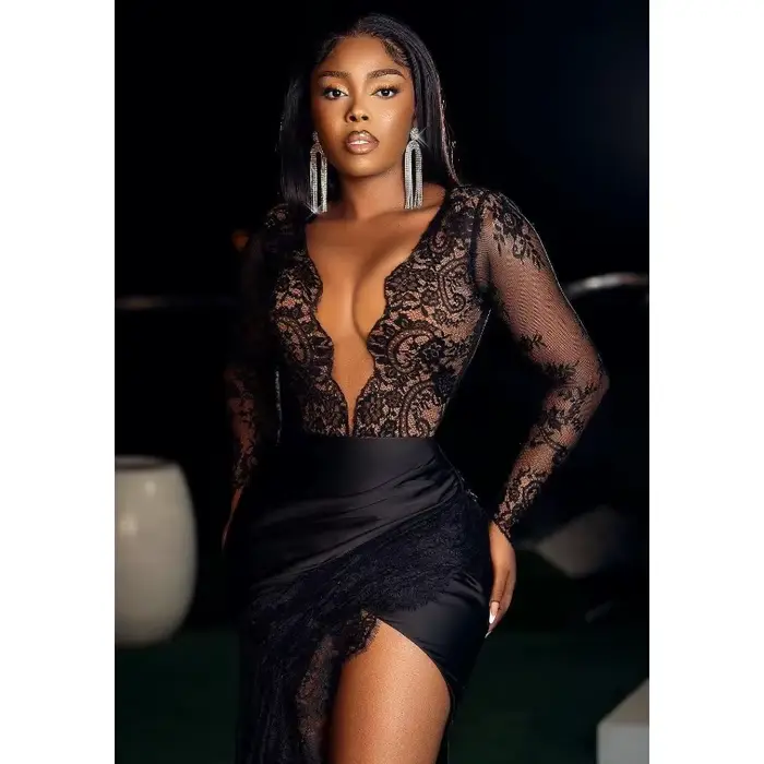 Robe de bal sexy en dentelle noire, décolleté plongeant en V profond, fente haute, robe de soirée perlée, manches longues, robe formelle sirène personnalisée
