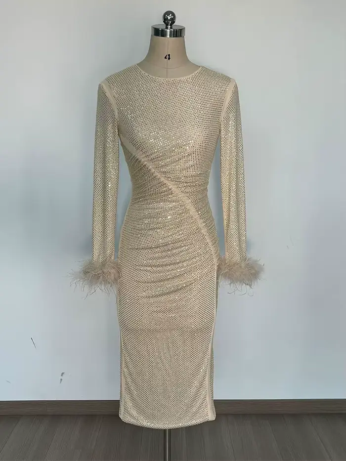 Robe chic à paillettes dorées avec détails de plumes