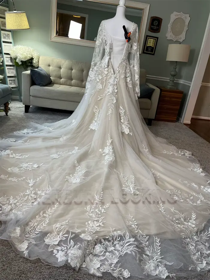 Robe de mariée HERBURN en polyester délicate avec appliques en dentelle et col en V pour femmes, idéale pour les mariages et les cérémonies de remariage