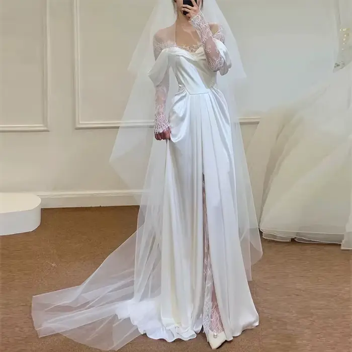 Robes de mariée en satin avec petite traîne