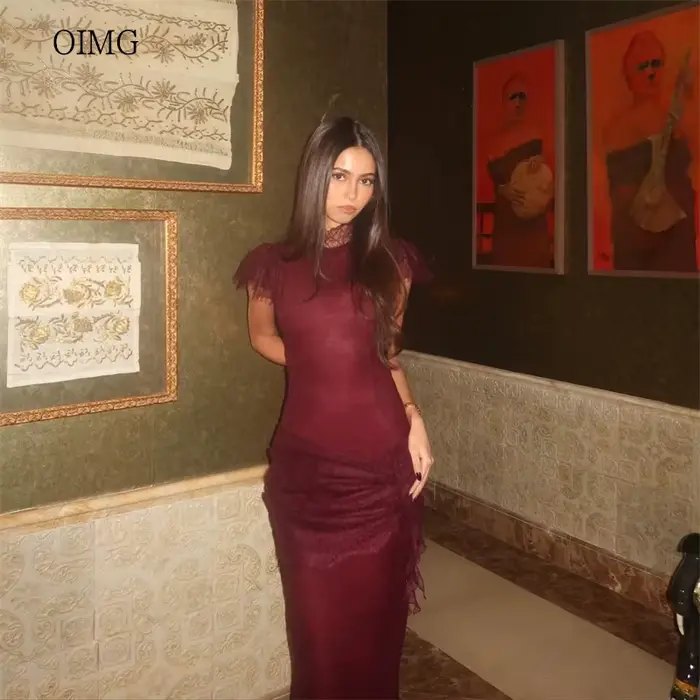 Robe de soirée sirène OIMG vintage bordeaux en dentelle à col montant, dos nu, longueur ras du sol,